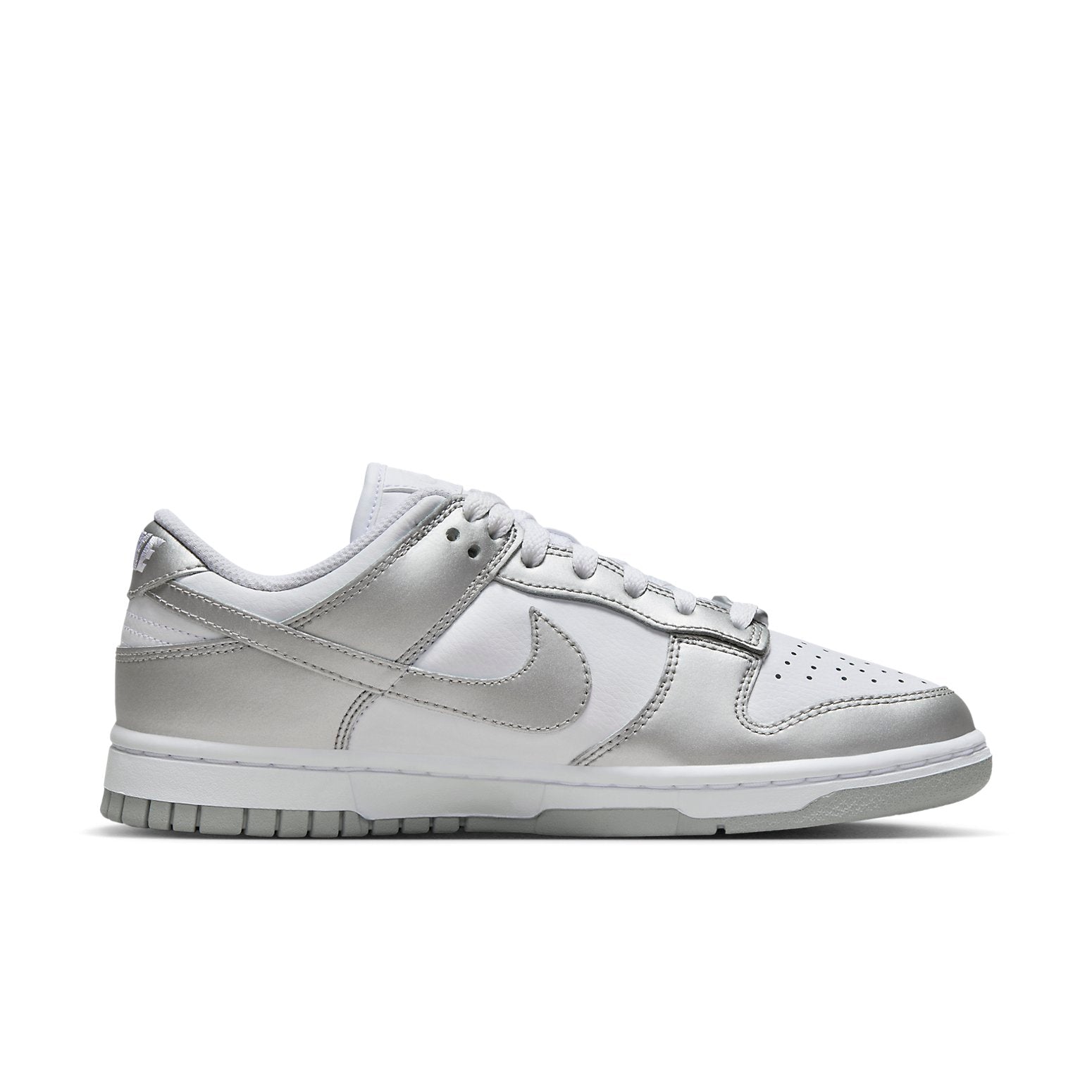 Nike Dunk Low ‘Metallic Silver’