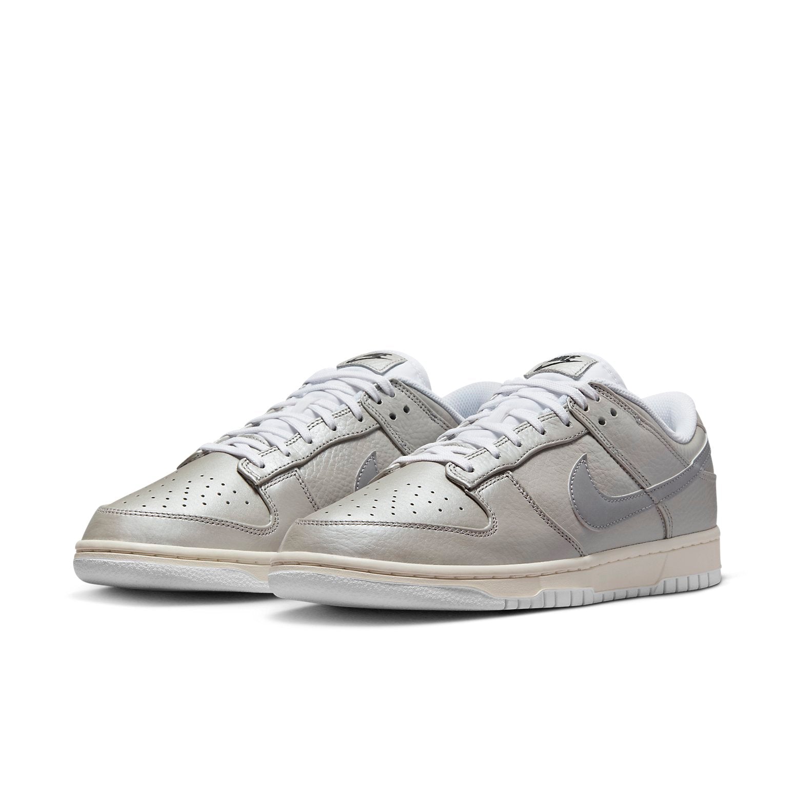 Nike Dunk Low SE ‘Metallic Silver’