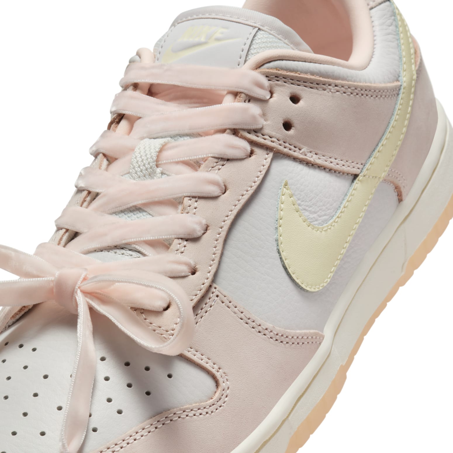 Nike Dunk Low ‘Light Soft Pink’